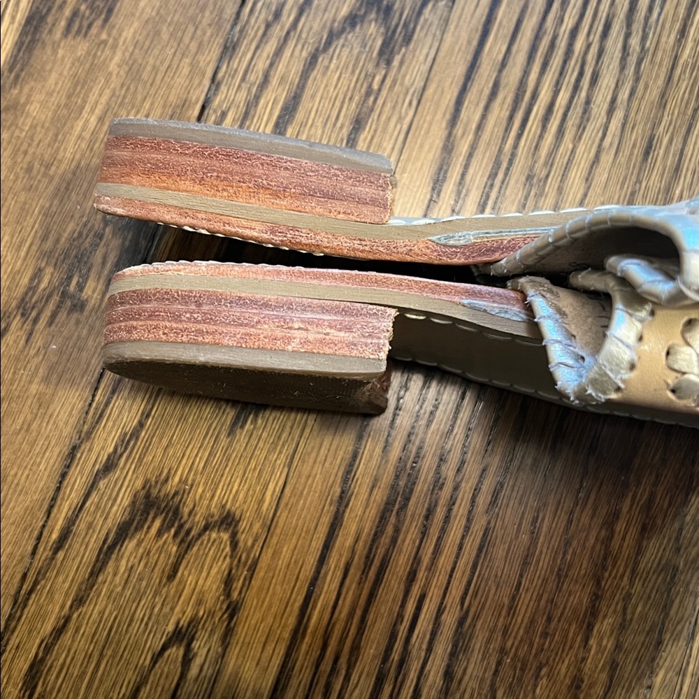 Jack Rogers Beige and Silver Leather Sandals. 8 Medium - Picture 5 of 7